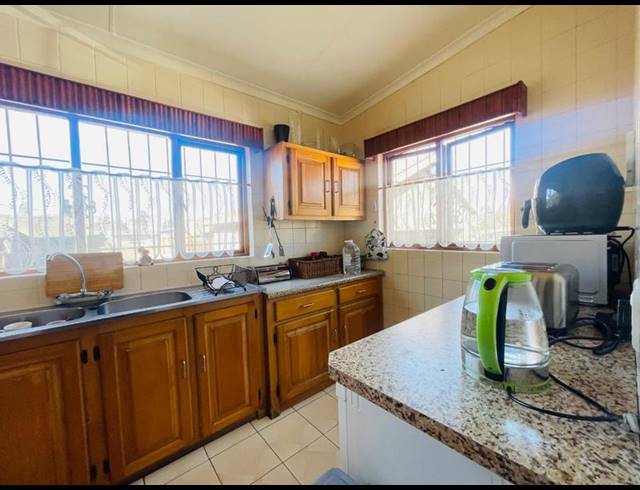 5 BEDROOM HOUSE FOR SALE IN PRIMROSE EAST